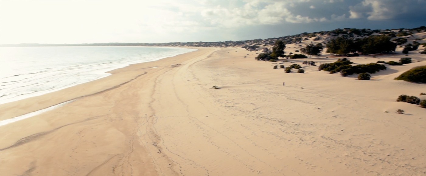 Une plage de sable blanc immaculé, longue de 12 km, très belle vraiment.