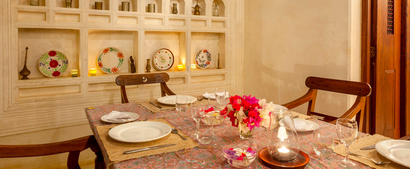 salle à manger de la villa à Shella Beach sur l’île de Lamu au Kenya avec table en bois et décoration swahilie