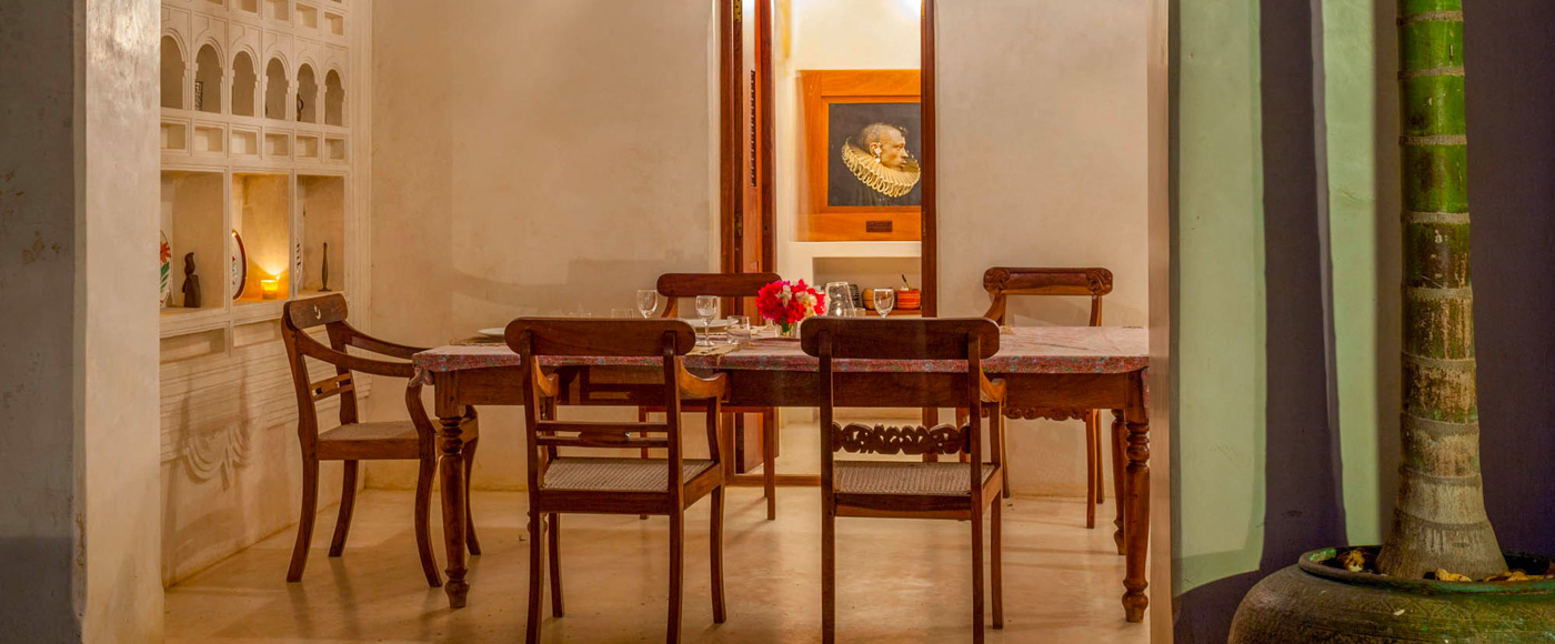 salon spacieux de la villa à Shella Beach sur l’île de Lamu au Kenya ouvert sur la terrasse et la mer