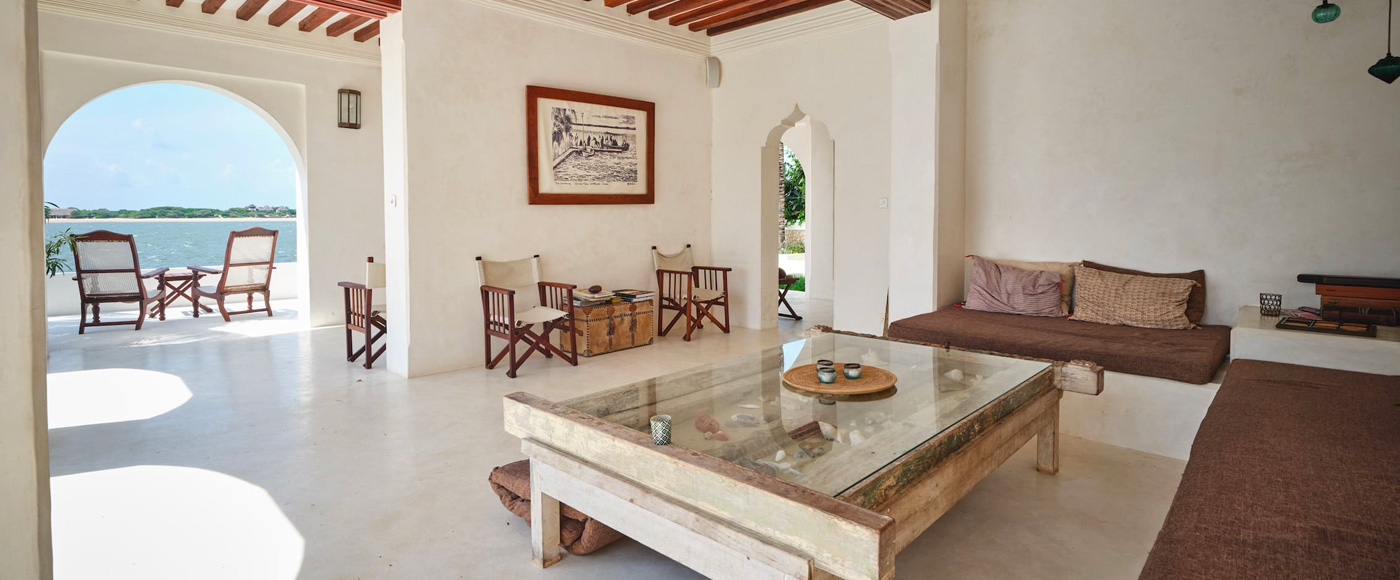 salon intérieur de la villa à Shella Beach sur l’île de Lamu au Kenya avec architecture swahilie et vue mer