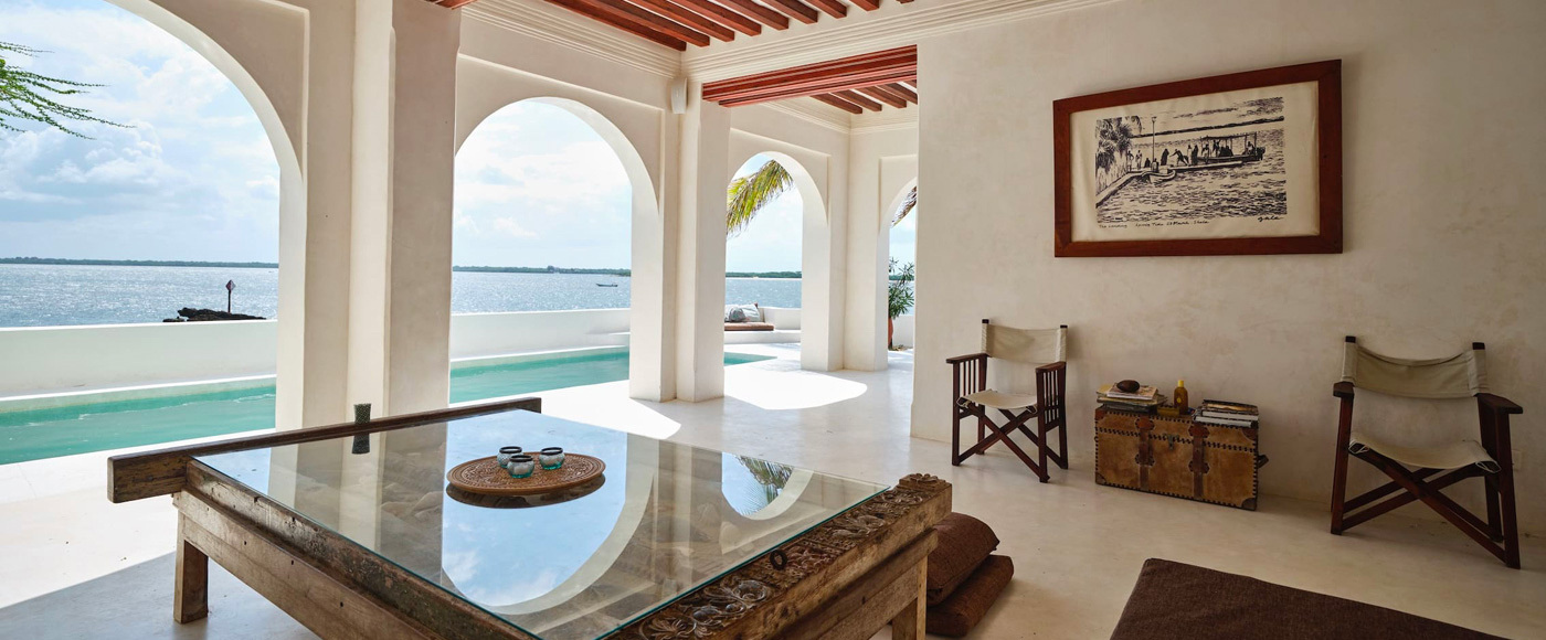 salon ouvert de la villa à Shella Beach sur l’île de Lamu au Kenya avec piscine et vue sur l’océan