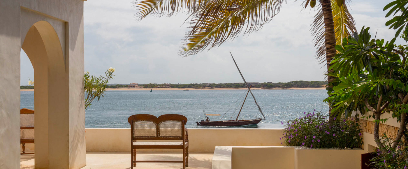 terrasse et jardin de la villa à Shella Beach sur l’île de Lamu au Kenya avec vue sur la mer