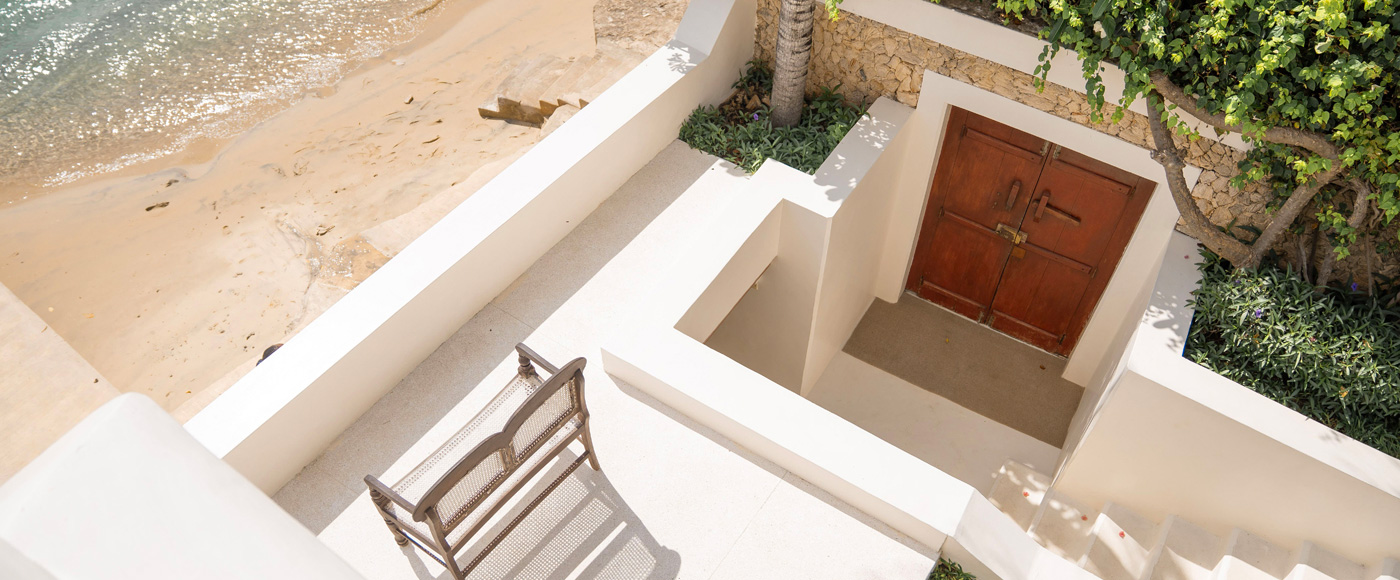 terrasse de la villa avec accès direct à la plage de Shella Beach sur l’île de Lamu au Kenya