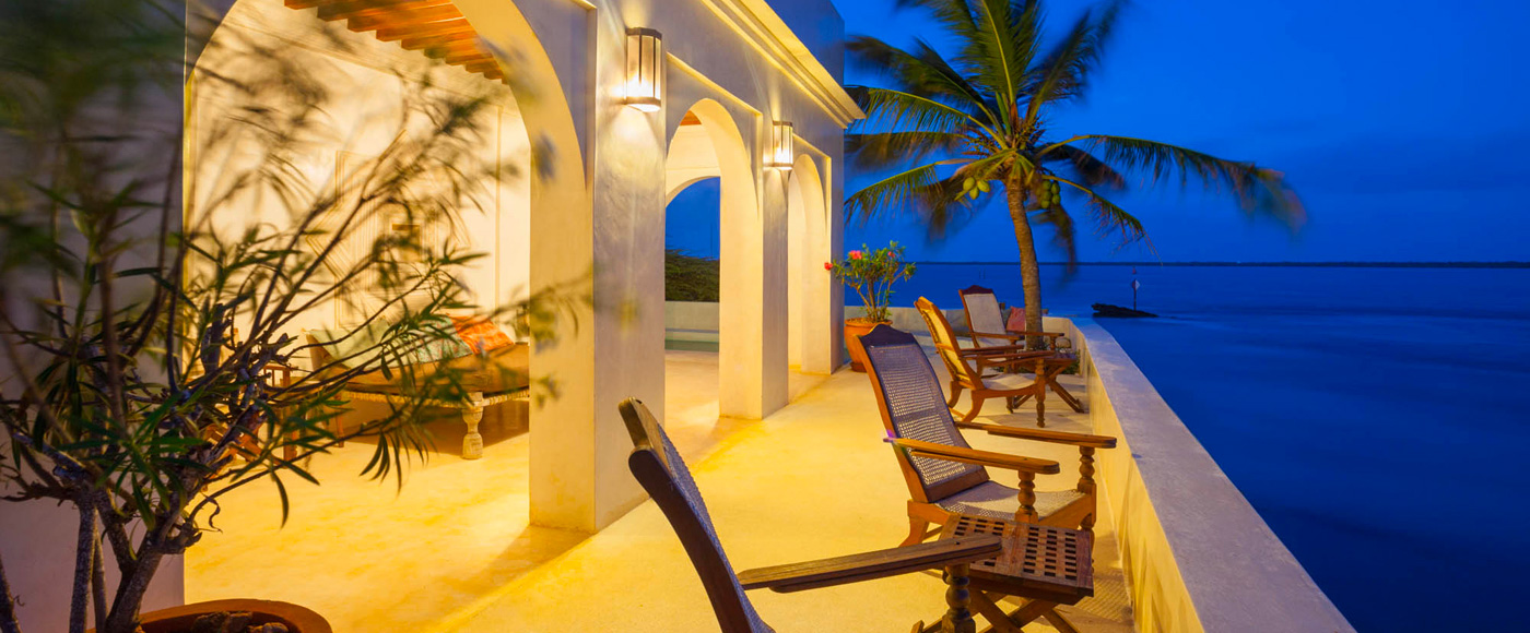 terrasse éclairée de la villa à Shella Beach sur l’île de Lamu au Kenya de nuit avec vue sur la mer